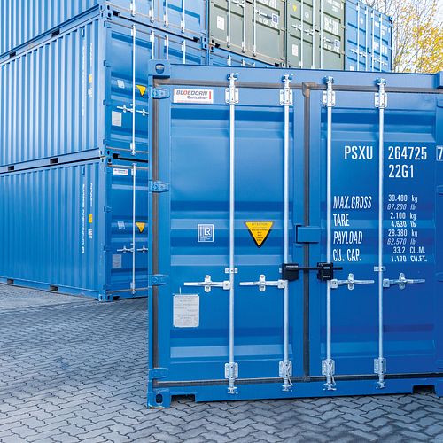 Das Containerschloss ABUS ConHasp 205 bietet die verlässliche Absicherung von Containern auf Baustellen, Betriebshöfen, Lagerflächen oder entlang von Transportwegen – nicht nur gegen Diebstahl, sondern auch gegen unbefugten Zugriff oder Vandalismus.