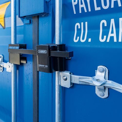 Eine flexibel einsetzbare Sicherung für Miet- und Wechselcontainer – das Containerschloss ABUS ConHasp 205.