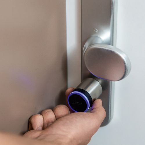 Mit dem smarten Türzylinder CYLOX aus der ABUS One Familie lassen sich Haustüren smart per App nutzen