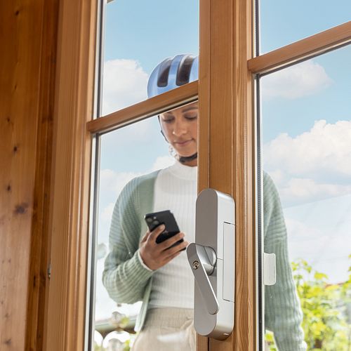 Mit dem WINTECTO One wird die Terrassentür zum zweiten Eingang - der motorisierte Fenstergriff ersetzt den herkömmlichen Griff und lässt sich von außen per App ver- und entriegeln. 