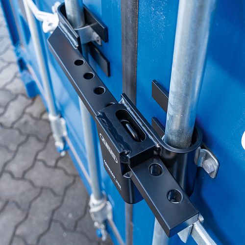 Das Containerschloss ABUS ConHasp 205 wird als abnehmbare Sicherung an den Türstangen des Containers befestigt – ohne Bohren oder Verschrauben und für Container mit einem Stangenabstand von 225 bis 480 Millimetern.
