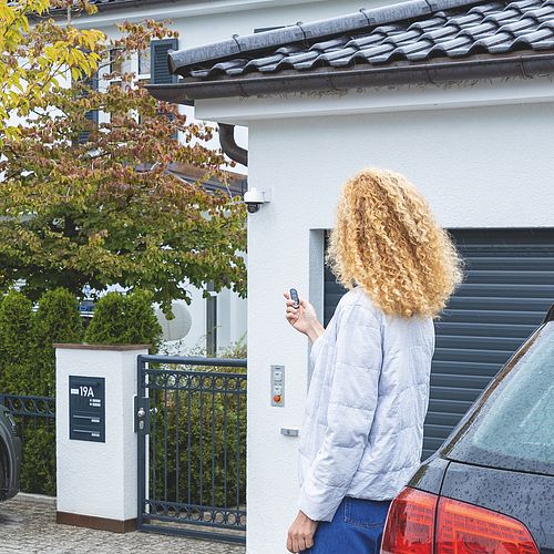 Elektronische Sicherheitslösungen wie Alarmanlagen oder Videoüberwachungssysteme bilden eine sinnvolle Ergänzung zu mechanischen Sicherungen. So lässt sich auch aus der Ferne checken, ob zuhause alles in Ordnung ist.