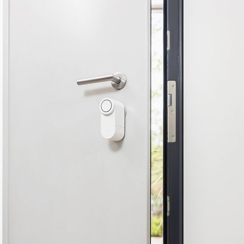 Der smarte LOXERIS One wird auf der Innenseite der Tür fixiert. Mit der Lock & Go-Funktion verriegelt die Tür nach Tastendruck automatisch wenige Sekunden nach Verlassen des Hauses.