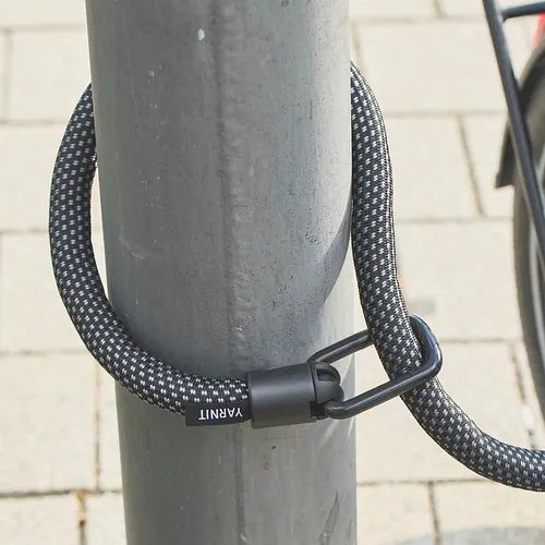 11001409_01_ADAPTOR_CHAIN_YARNIT_100_black_Lifestyle_9689_MT.jpeg