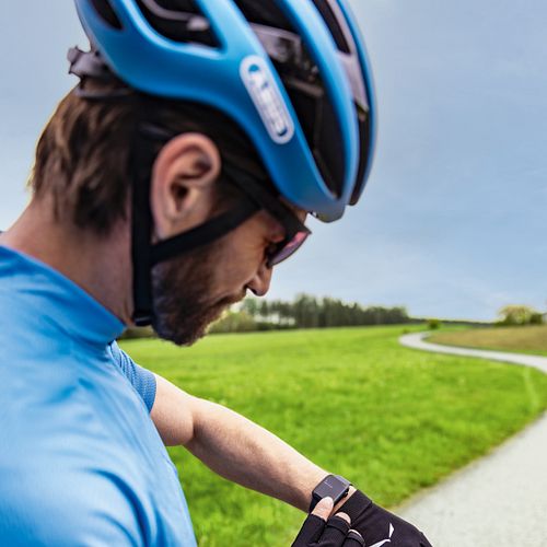 Familienmitgliedern oder Freunden von unterwegs die Haus- oder Terrassentür öffnen? Kein Problem mit den smarten Produkte von ABUS One – ganz einfach per App auf der Smartwatch. © ABUS 
