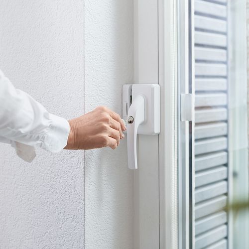 Bei Einfamilienhäusern nutzen die meisten Einbrecher den Weg über Fenster oder Terrassentüren. Mit zusätzlichen Schlössern lassen sich diese effektiv schützen – auch außerhalb der Urlaubszeit.