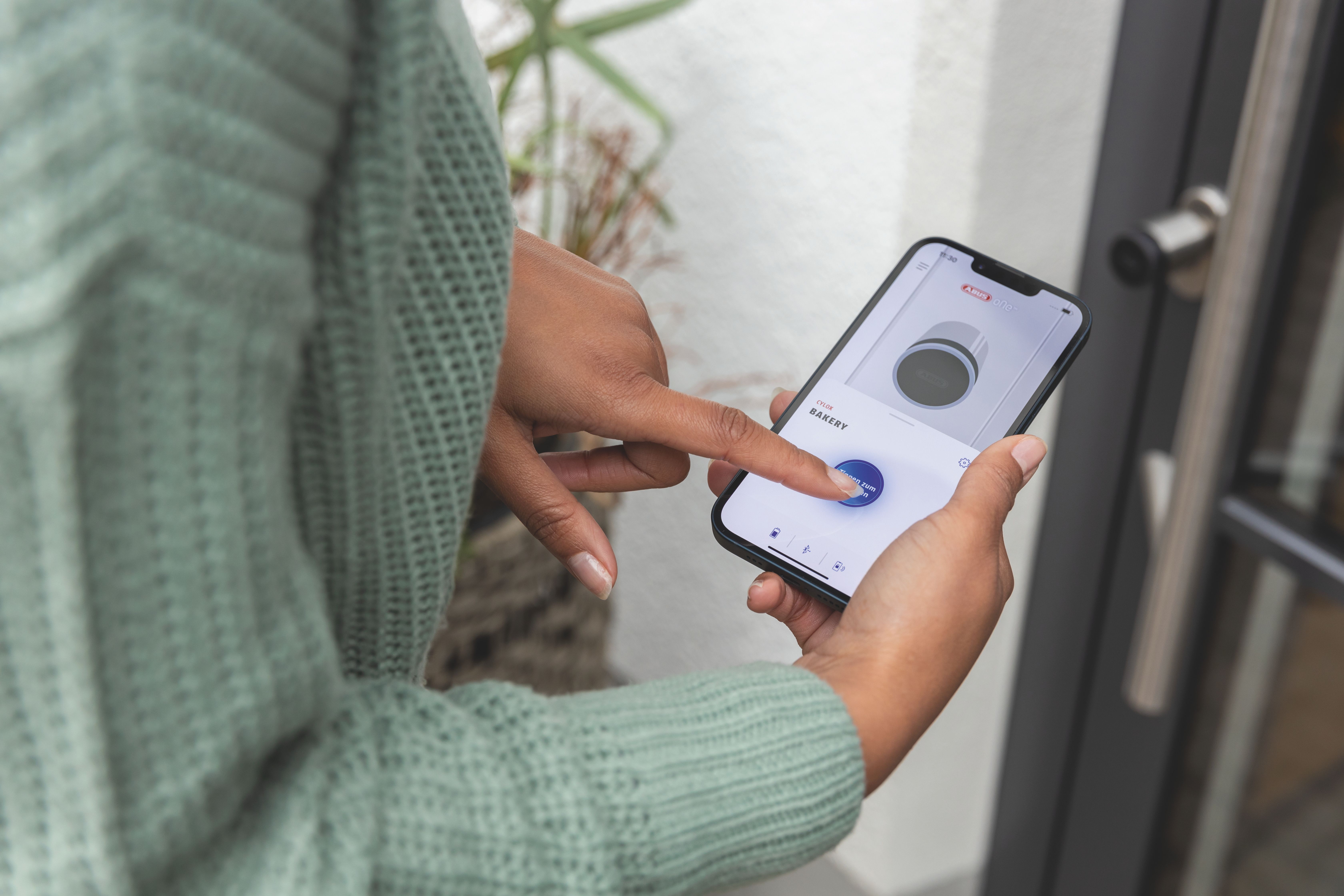 Digitale Schlüssel, einfach geteilt – mit ABUS One wird das Smartphone zur Schlüsselfigur in der Wohngemeinschaft