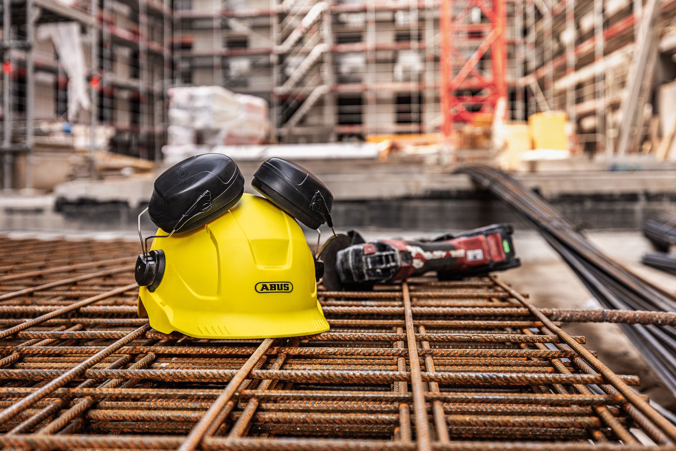 Industrie- und Kletterhelme von ABUS – Erweiterung des Produktportfolios um Persönliche Schutzausrüstung