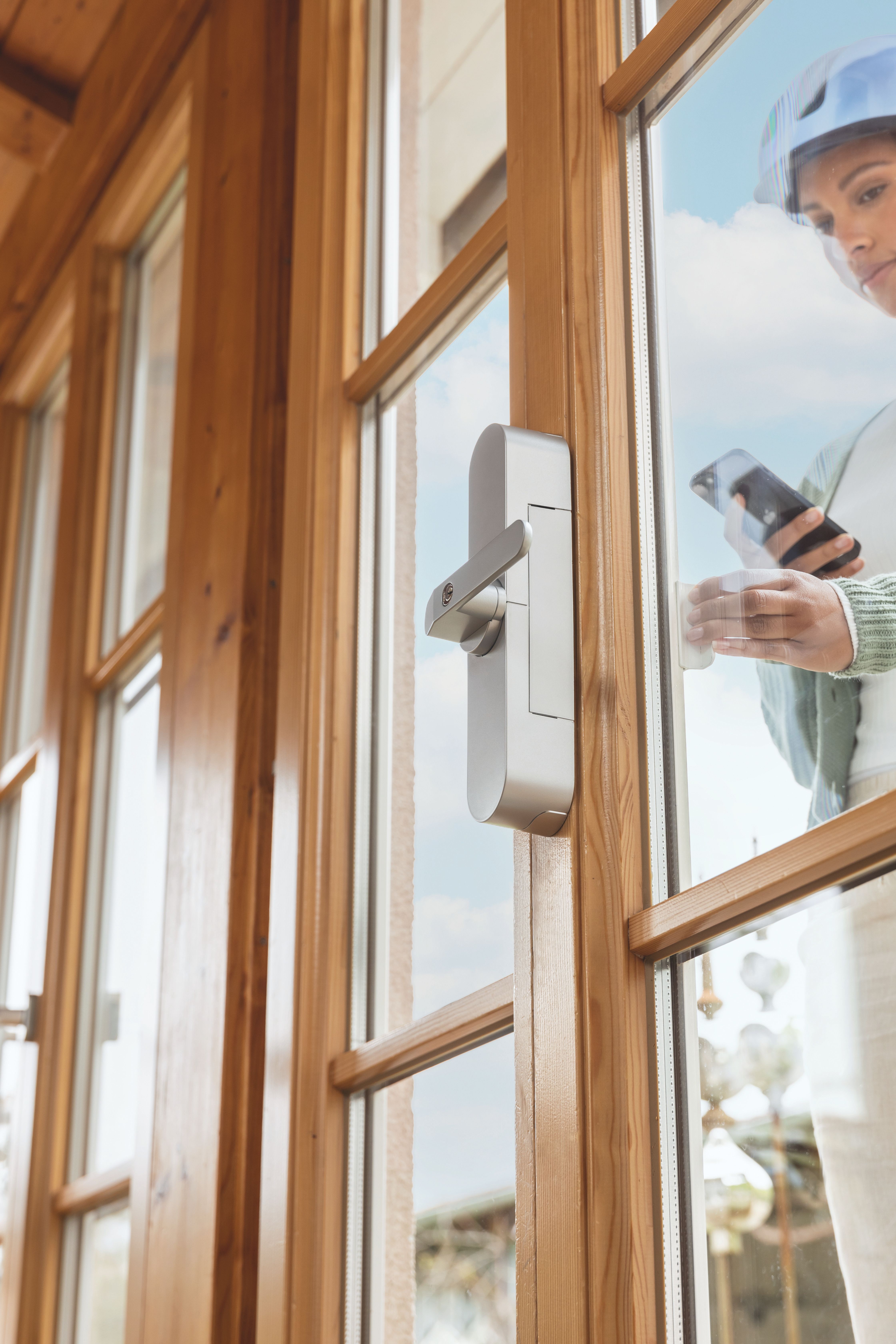 Macht aus der Terrassentür eine Eingangstür: der smarte Fensterantrieb ABUS WINTECTO One 