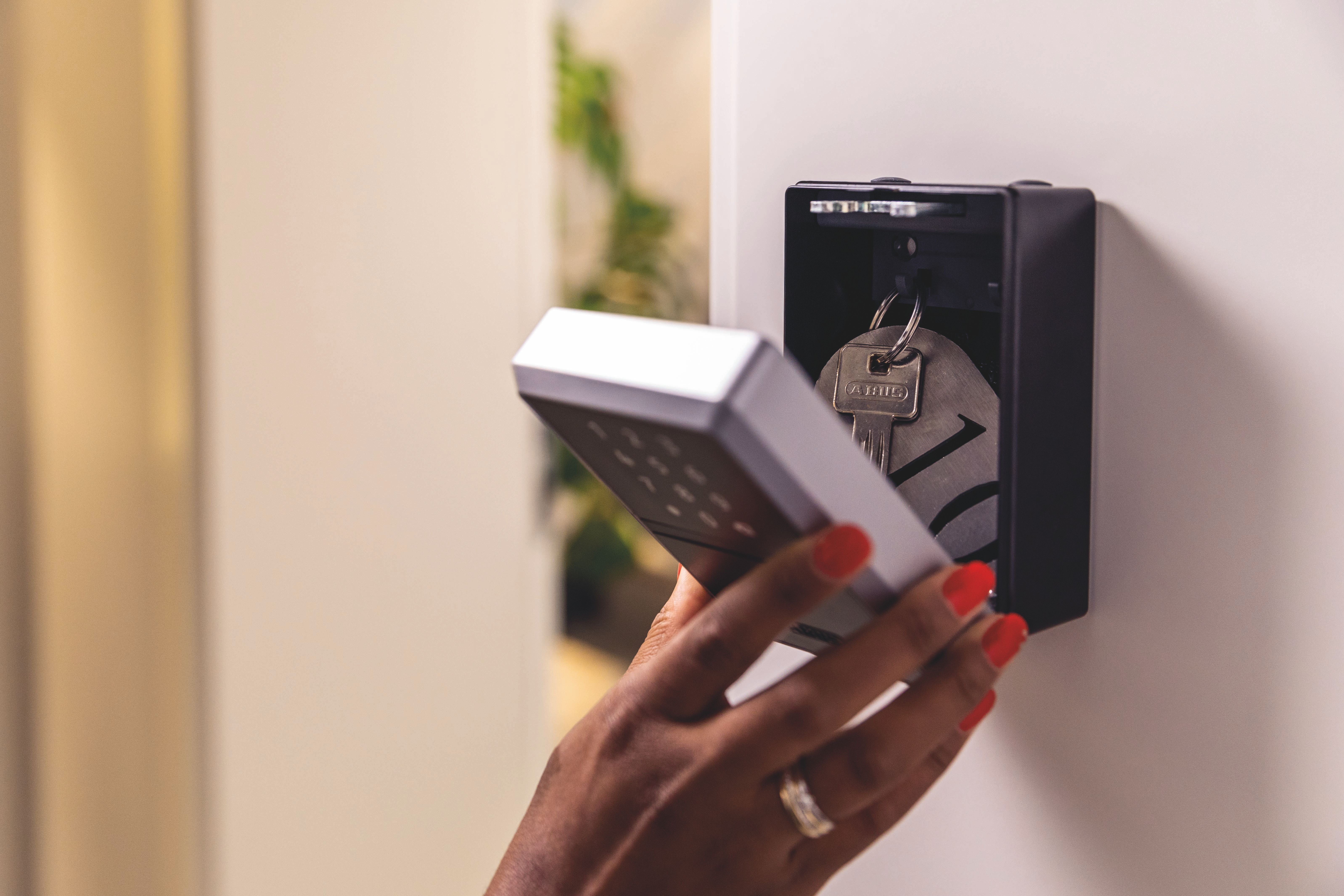 Schlüssel sicher und smart übergeben: Die neue ABUS Smart KeyGarage mit Bluetooth-Konnektivität