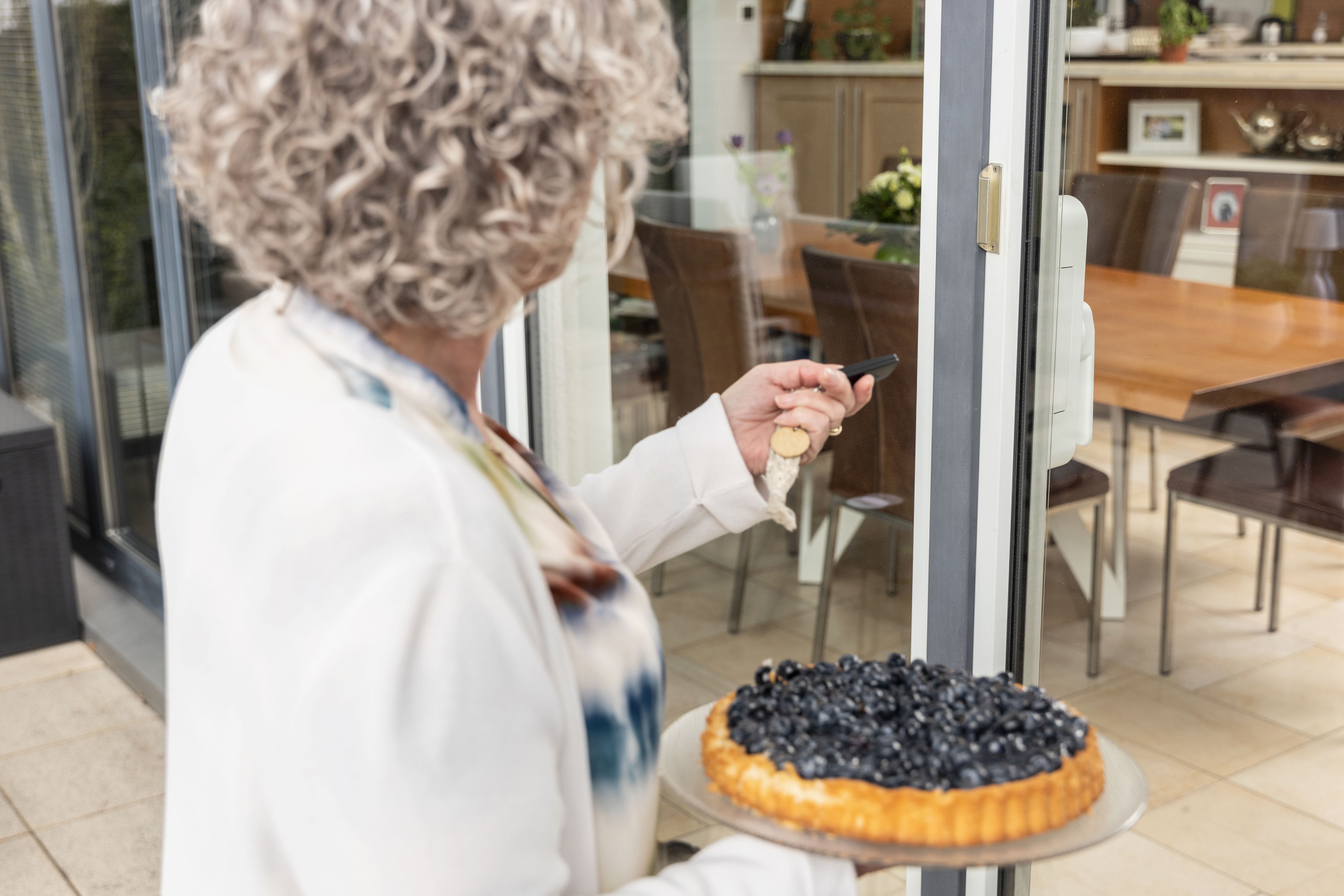 Praktische Alltagshelfer für Senioren und Menschen mit Handicap aus dem smarten ABUS One System.