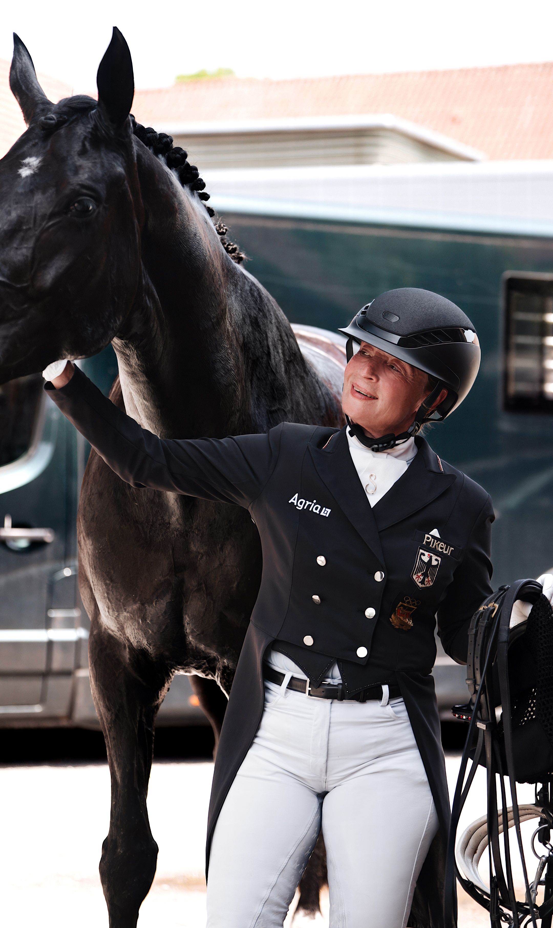 Isabell Werth setzt auf Sicherheit mit Stil – Partnerschaft mit ABUS Pikeur Reithelmen