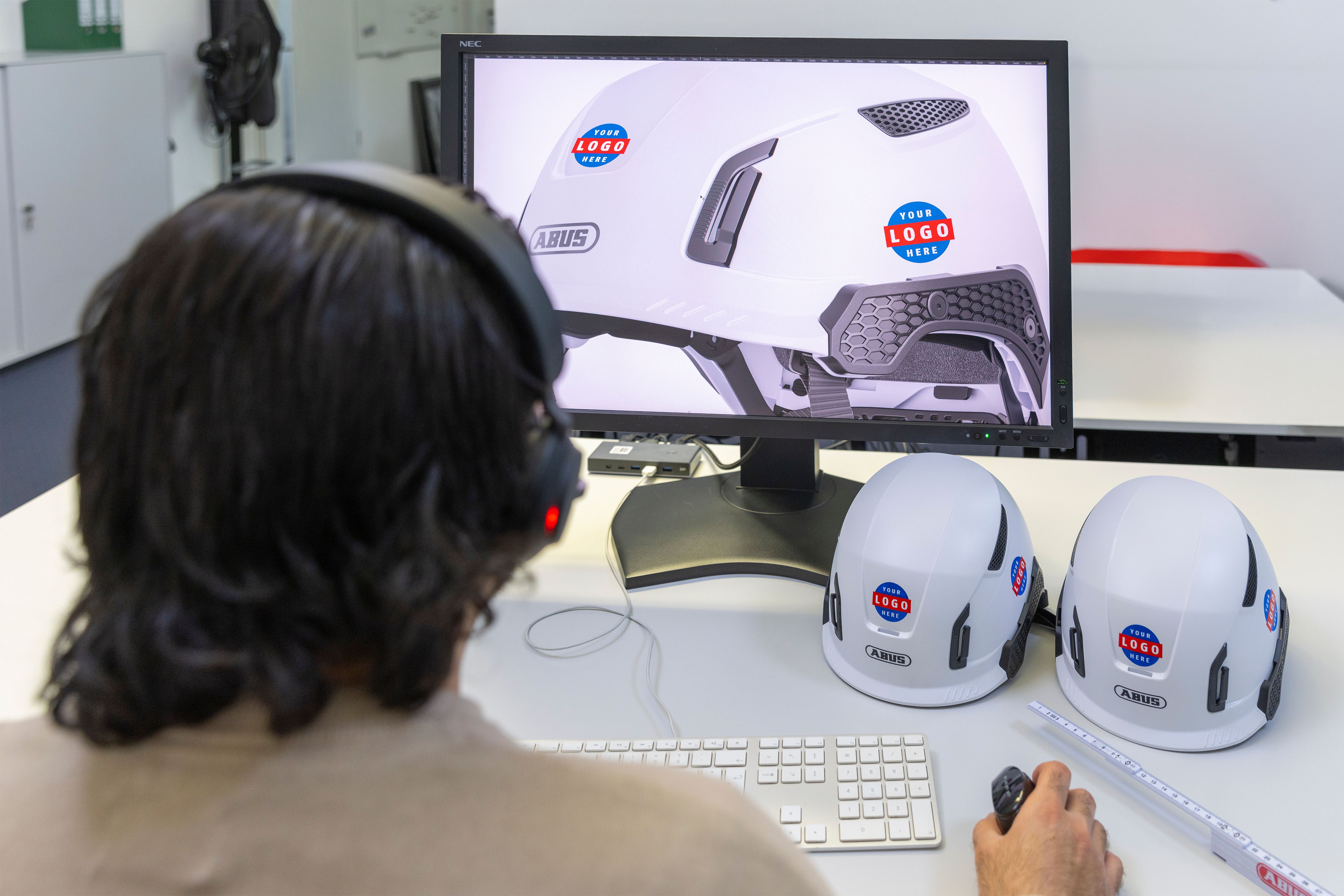 Sicher arbeiten, stark auftreten – individuell bedruckte Industrieschutzhelme von ABUS