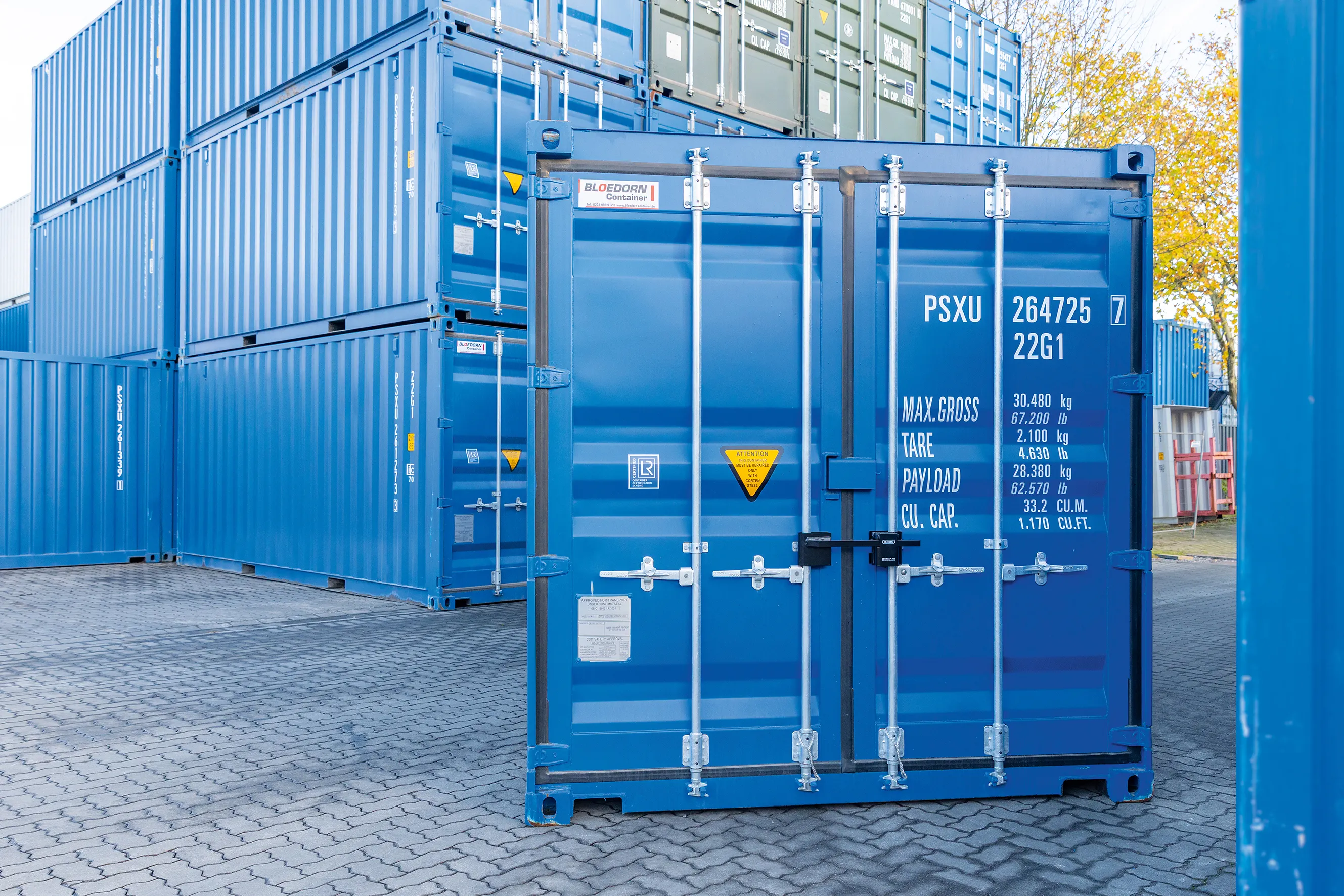 Das Containerschloss ABUS ConHasp 205 bietet die verlässliche Absicherung von Containern auf Baustellen, Betriebshöfen, Lagerflächen oder entlang von Transportwegen – nicht nur gegen Diebstahl, sondern auch gegen unbefugten Zugriff oder Vandalismus.