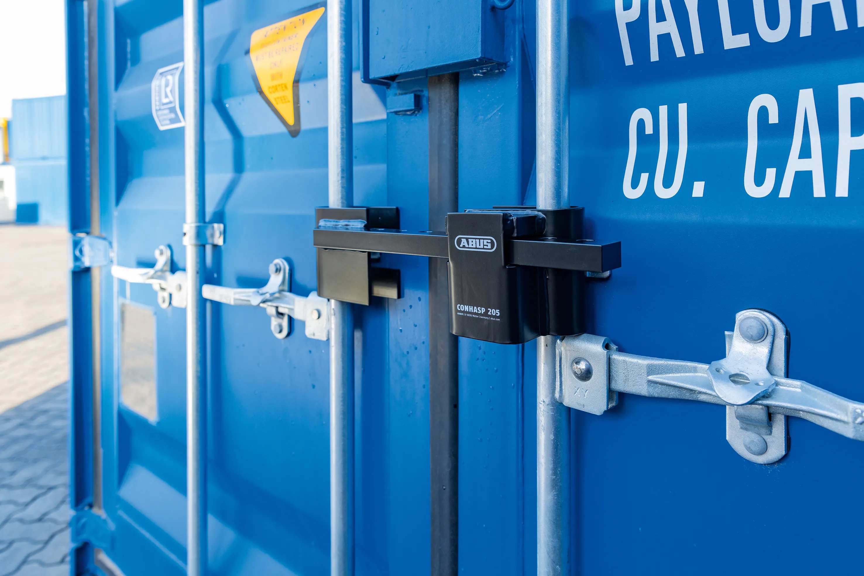 Eine flexibel einsetzbare Sicherung für Miet- und Wechselcontainer – das Containerschloss ABUS ConHasp 205.