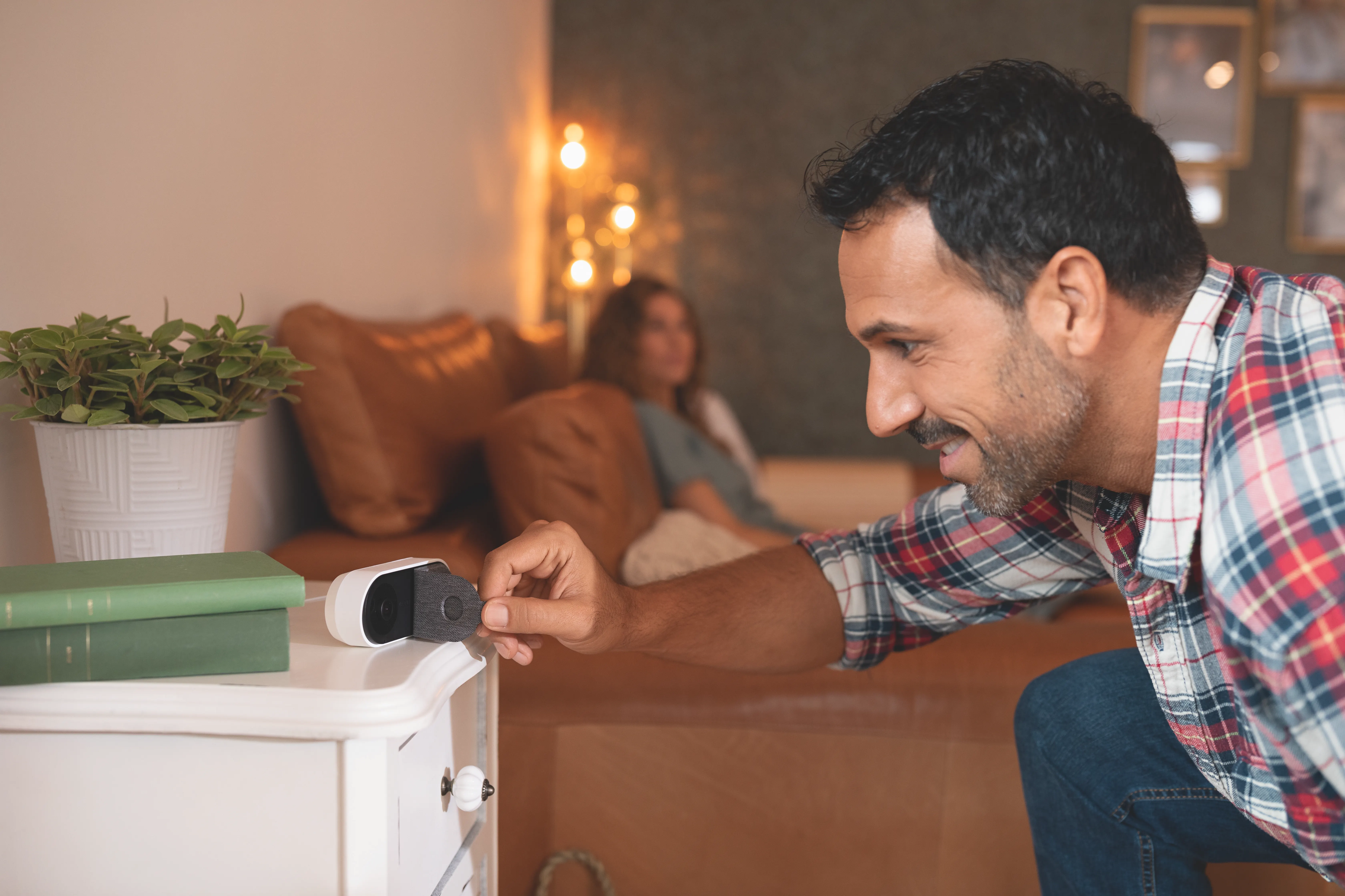 ABUS WLAN Privacy Innen-Kamera – mit der integrierten All-Off-Klappe wird das Sichtfeld der Kamera verdeckt, zudem schalten sich automatisch Mikrofon und die WLAN-Verbindung ab.