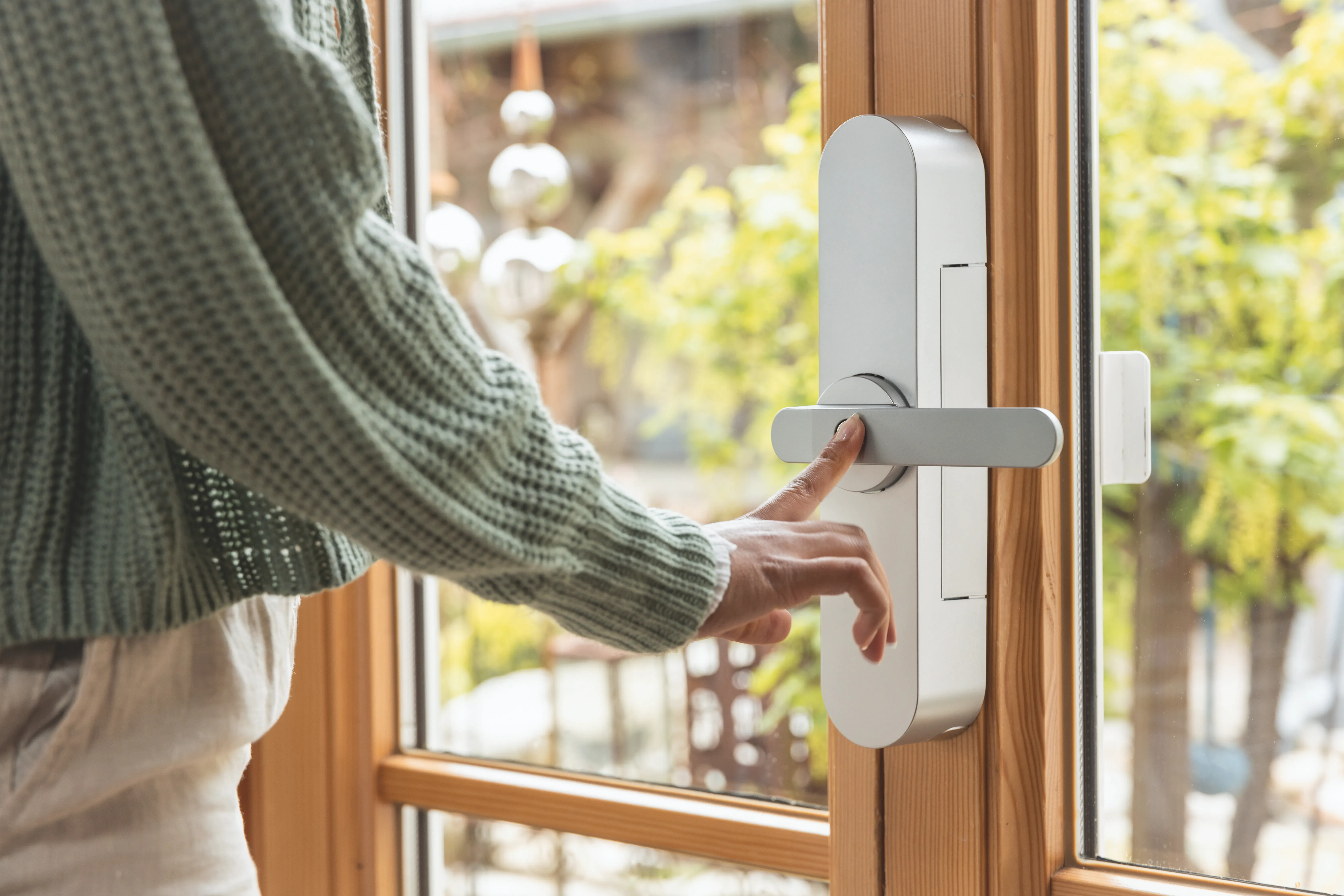 Der smarte Fensterantrieb WINTECTO One verwandelt Terrassentüren in einne vollwertigen Zugang zum Haus.