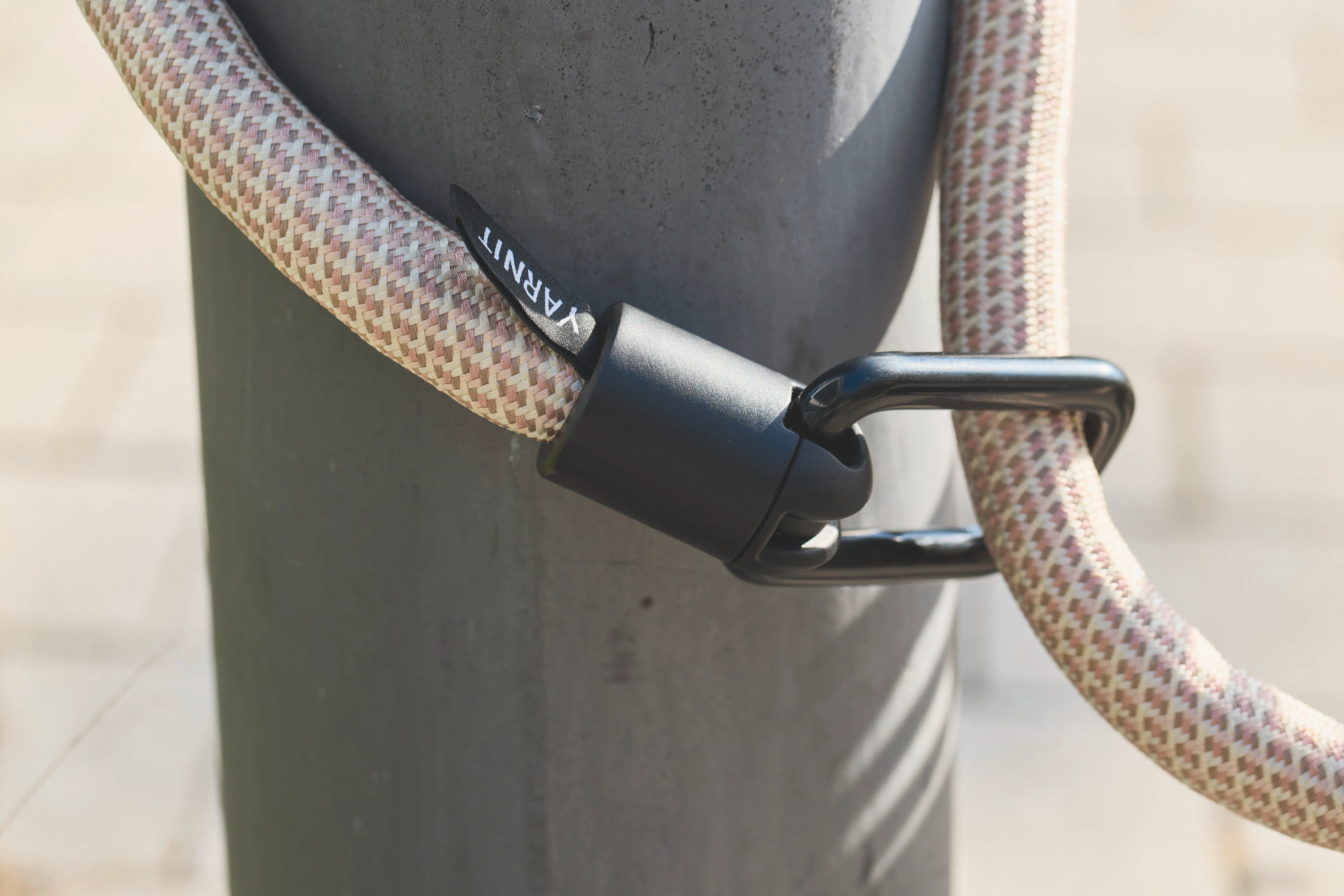 11001413_01_ADAPTOR_CHAIN_YARNIT_100_sand_stone_Lifestyle_9485_MT.jpeg