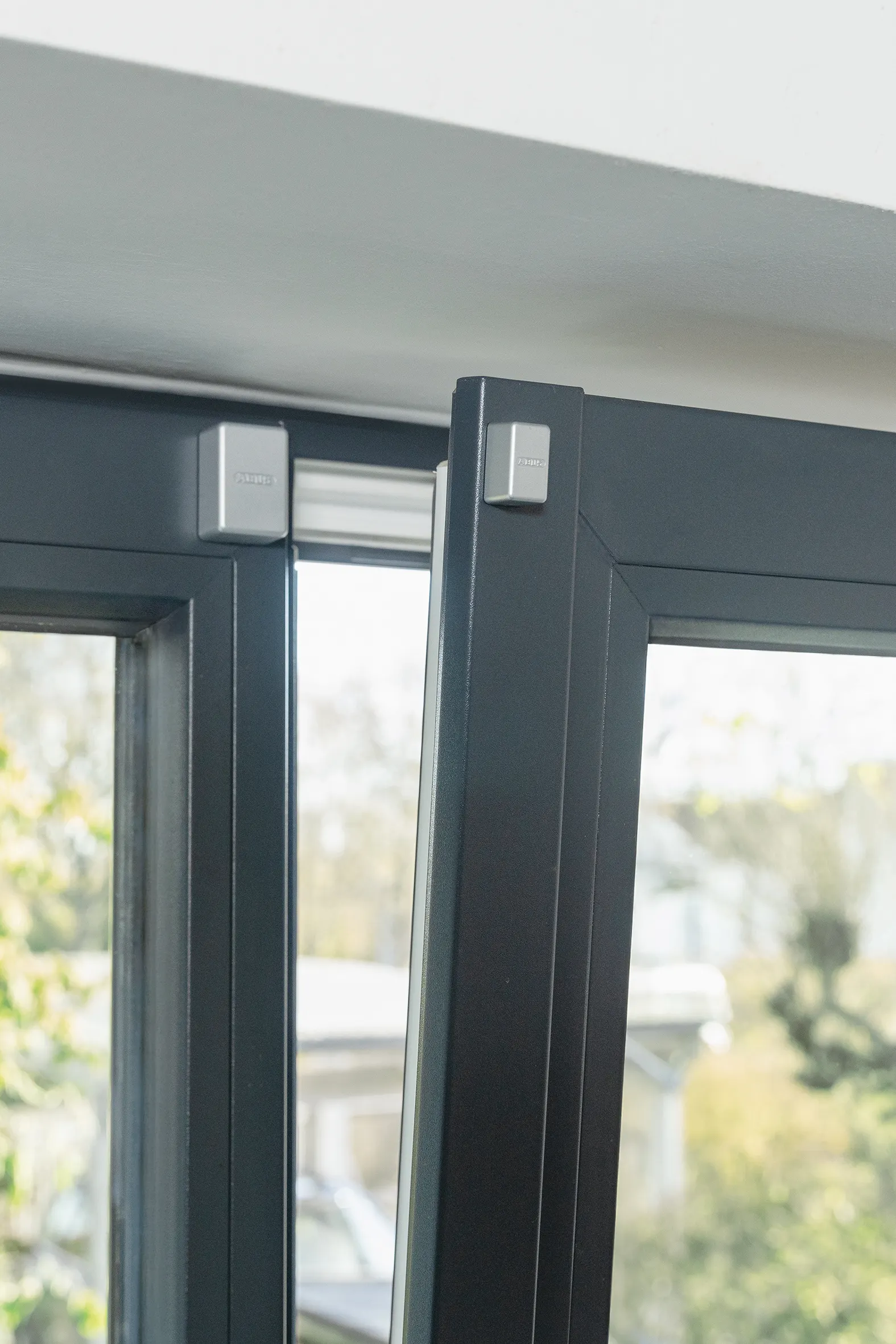 Gekippte Fenster erleichtern Einbrechern den Zugang und können im Schadensfall Auswirkungen auf den Versicherungsschutz haben. Mit dem SENSOR One zeigt die ABUS One App an, ob ein Fenster geschlossen oder offen ist.