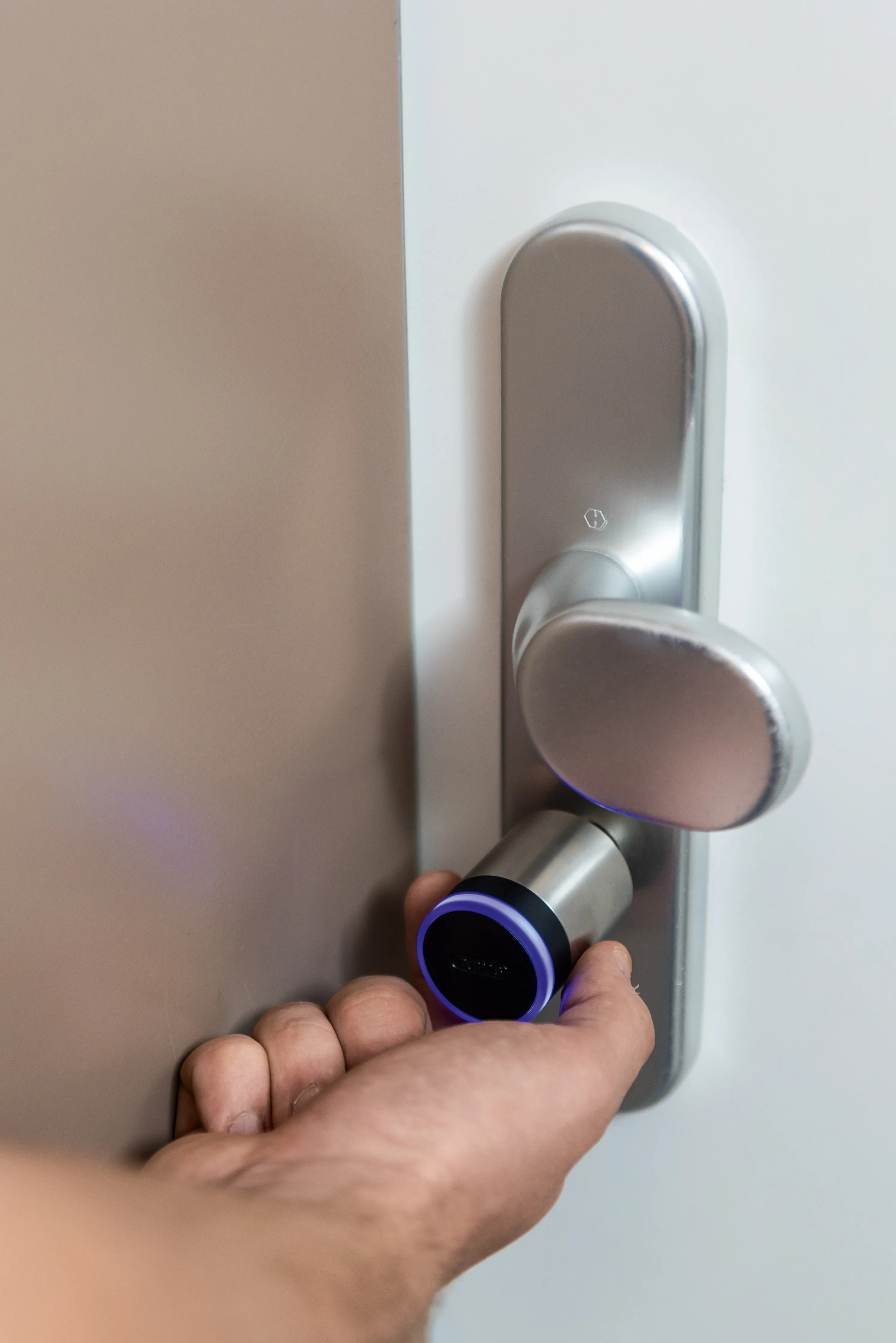 Mit dem smarten Türzylinder CYLOX aus der ABUS One Familie lassen sich Haustüren smart per App nutzen