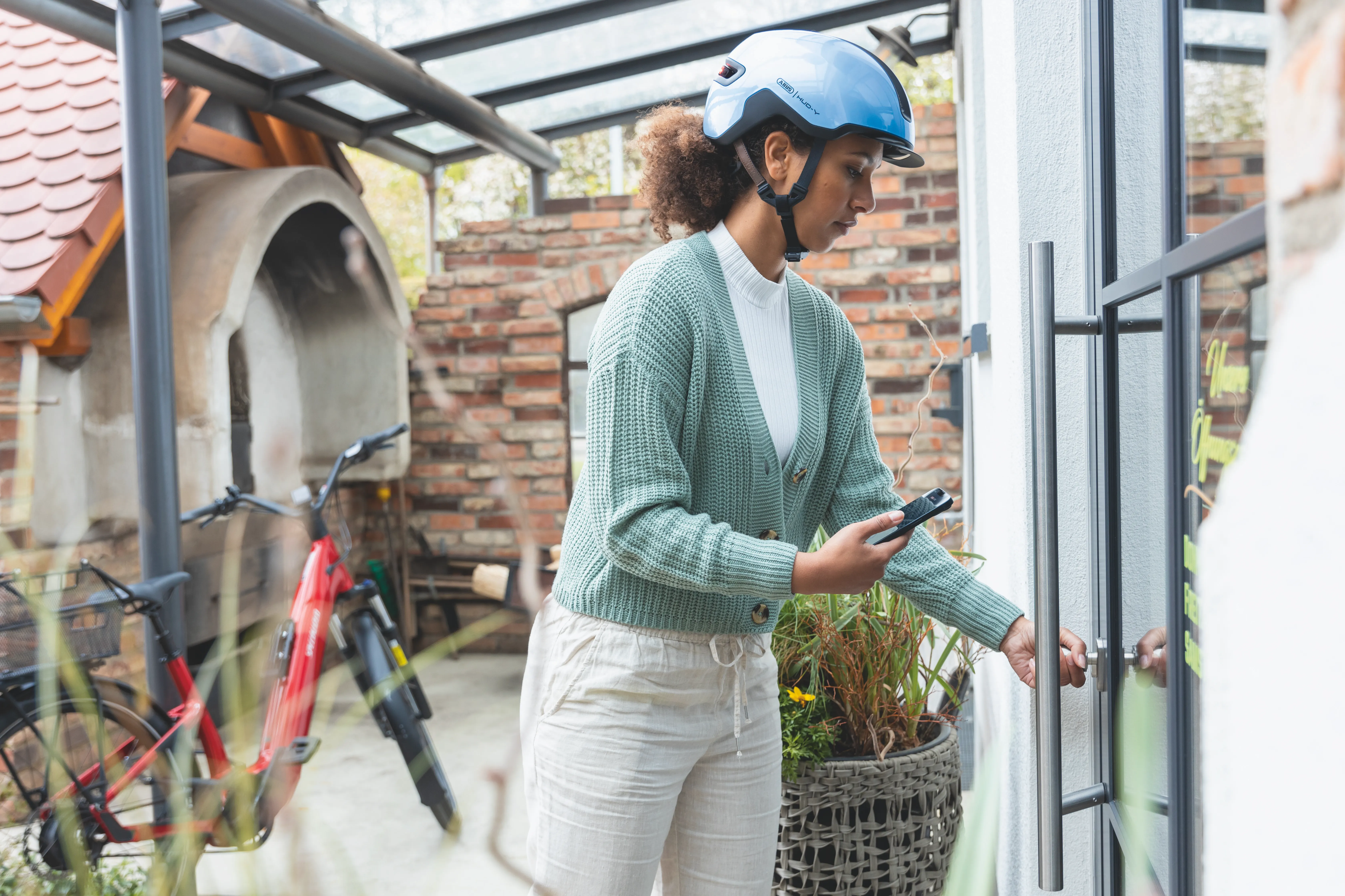 Der smarte Türzylinder CYLOX One ersetzt den herkömmlichen Türzylinder – so lassen sich Wohnungstür, Türen im Keller oder von Arbeitsräumen smart und schlüssellos sichern.