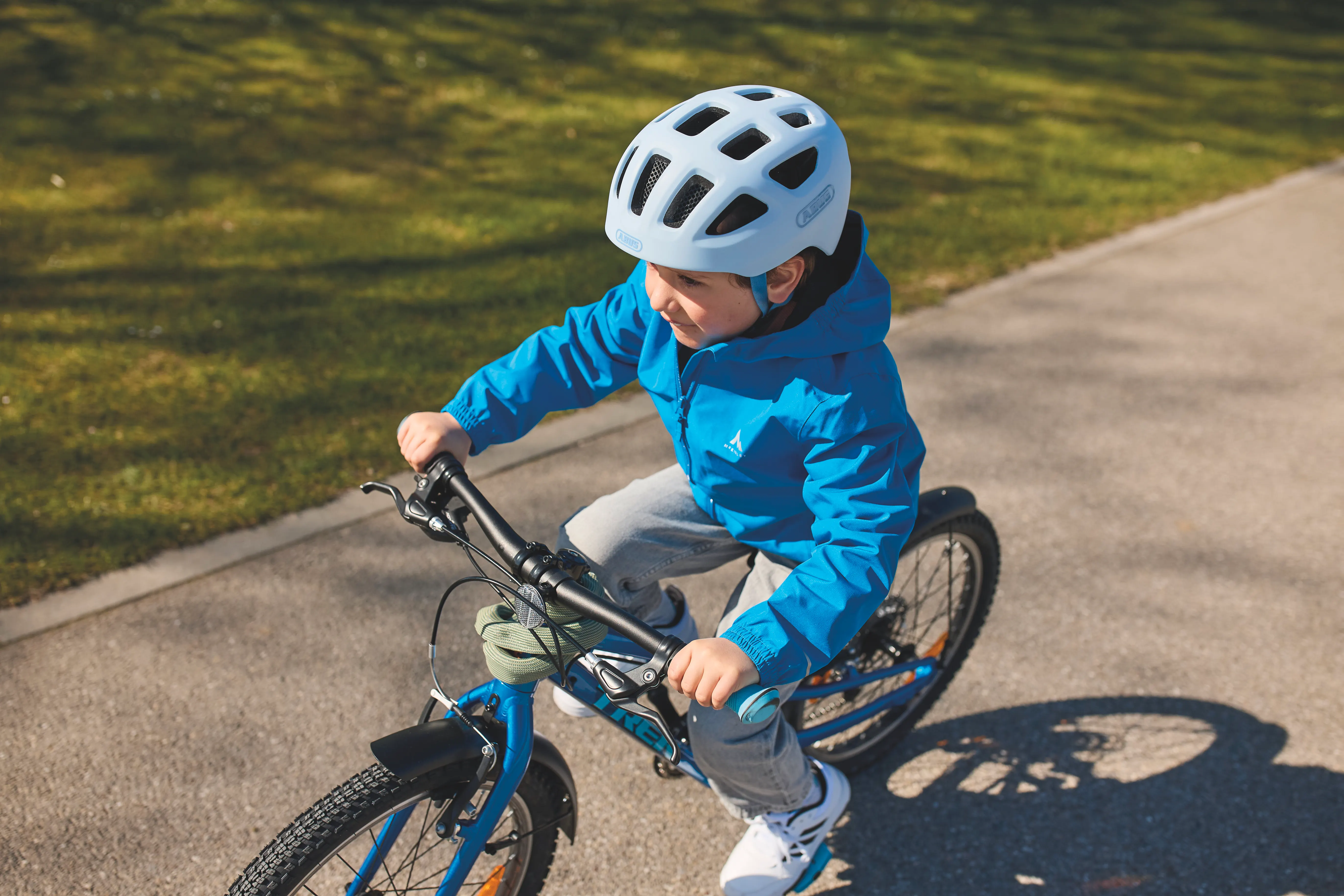 10094438_01_11001558_01_IVERA_CHAIN_7210K_110_Youn_I_3_0_bike_packing_green_powder_blue_Lifestyle_3520_SB.jpeg
