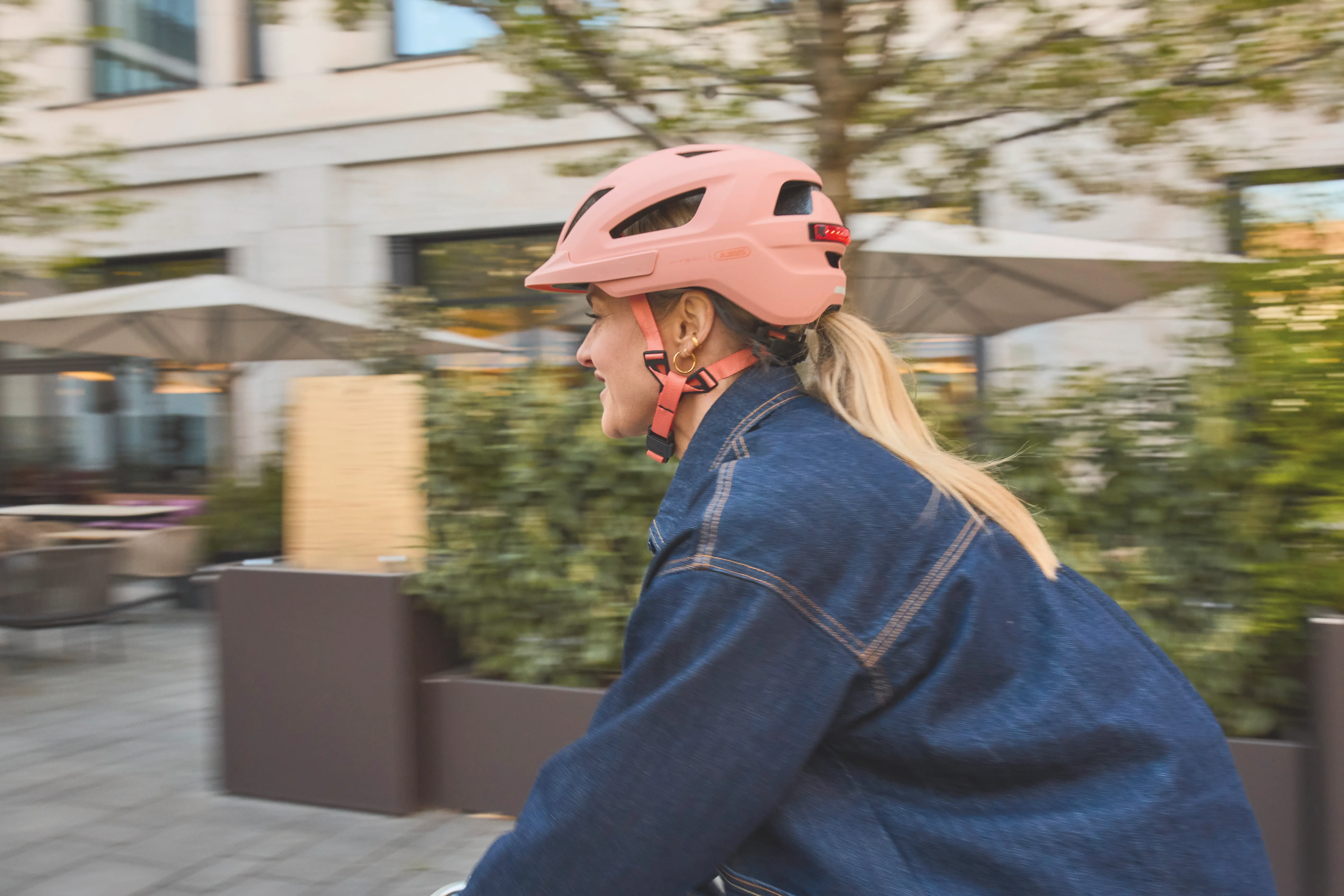 11001637_01_Hyban_3_0_powder_coral_Lifestyle_0400_MT.jpeg