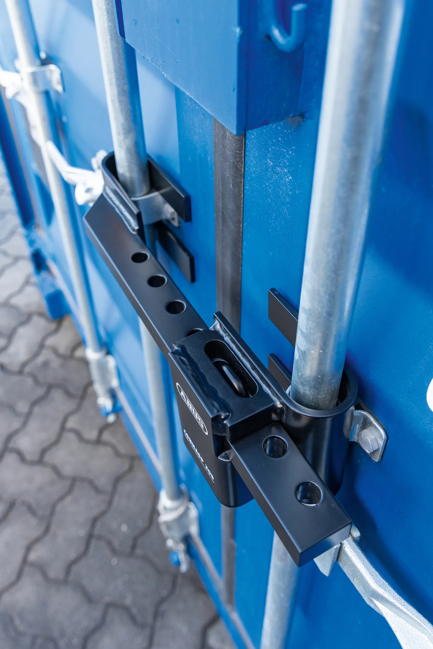 Das Containerschloss ABUS ConHasp 205 wird als abnehmbare Sicherung an den Türstangen des Containers befestigt – ohne Bohren oder Verschrauben und für Container mit einem Stangenabstand von 225 bis 480 Millimetern.