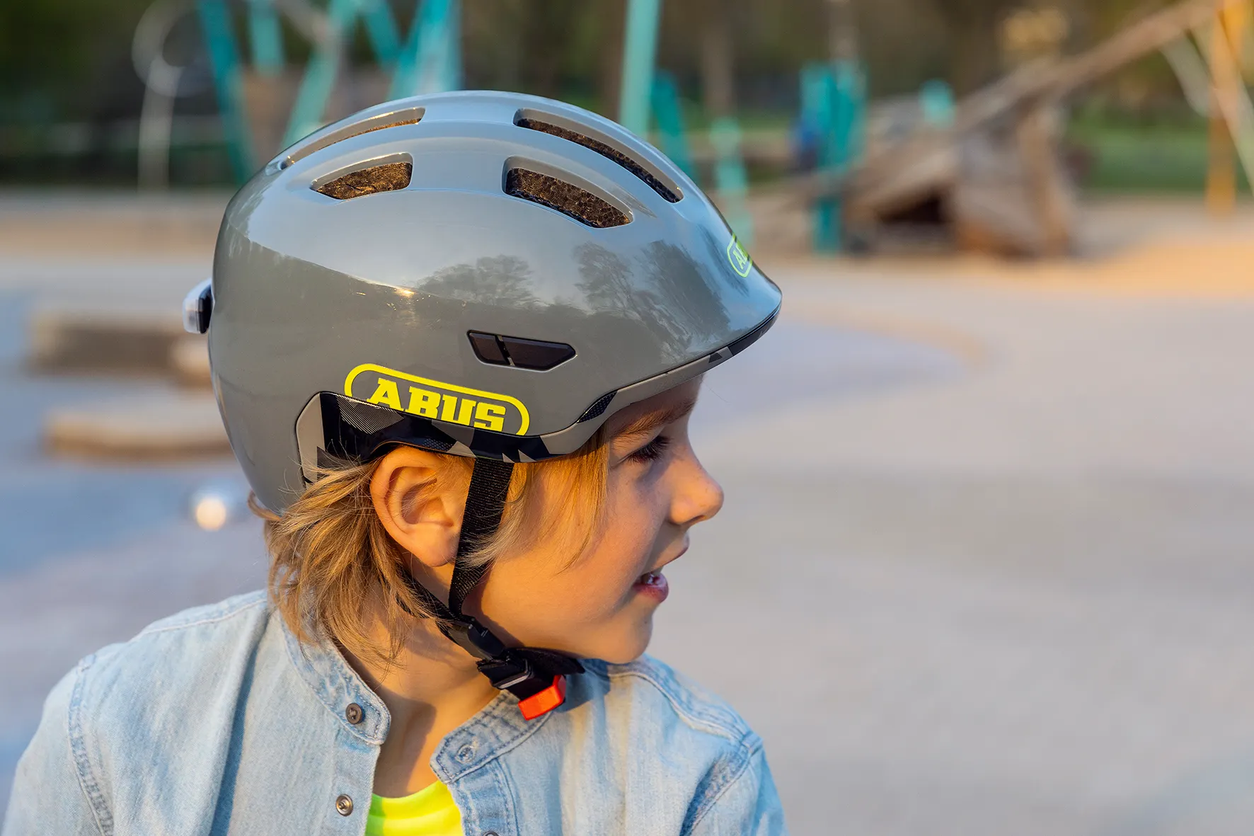ABUS_Helm_Smiley3.0_LED_150dpi_12.jpg