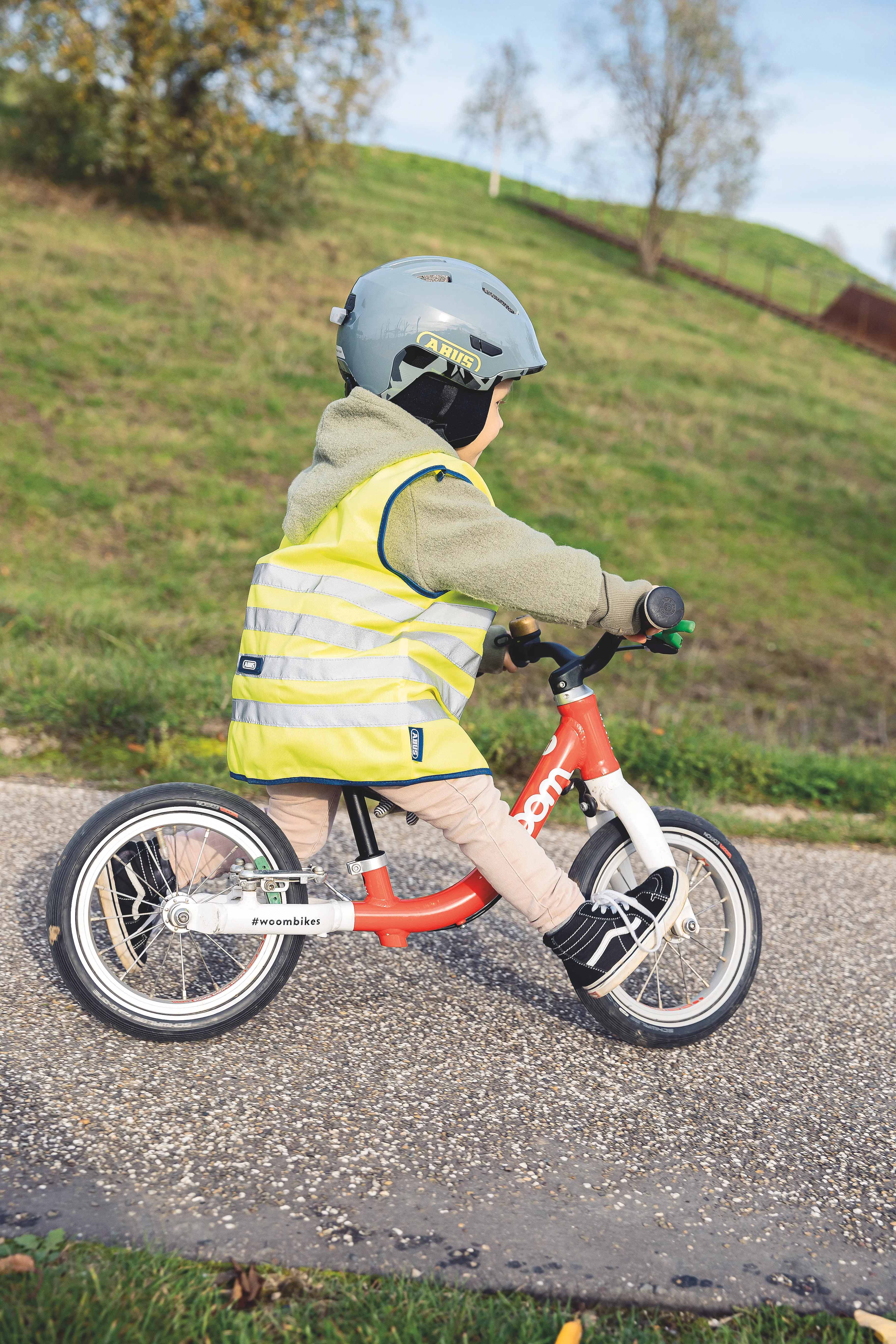 67717_69946_Smiley_3.0_ACE_LED_shiny-grey_Reflex_Vest_Kids_yellow_Lifestyle_2264.jpg