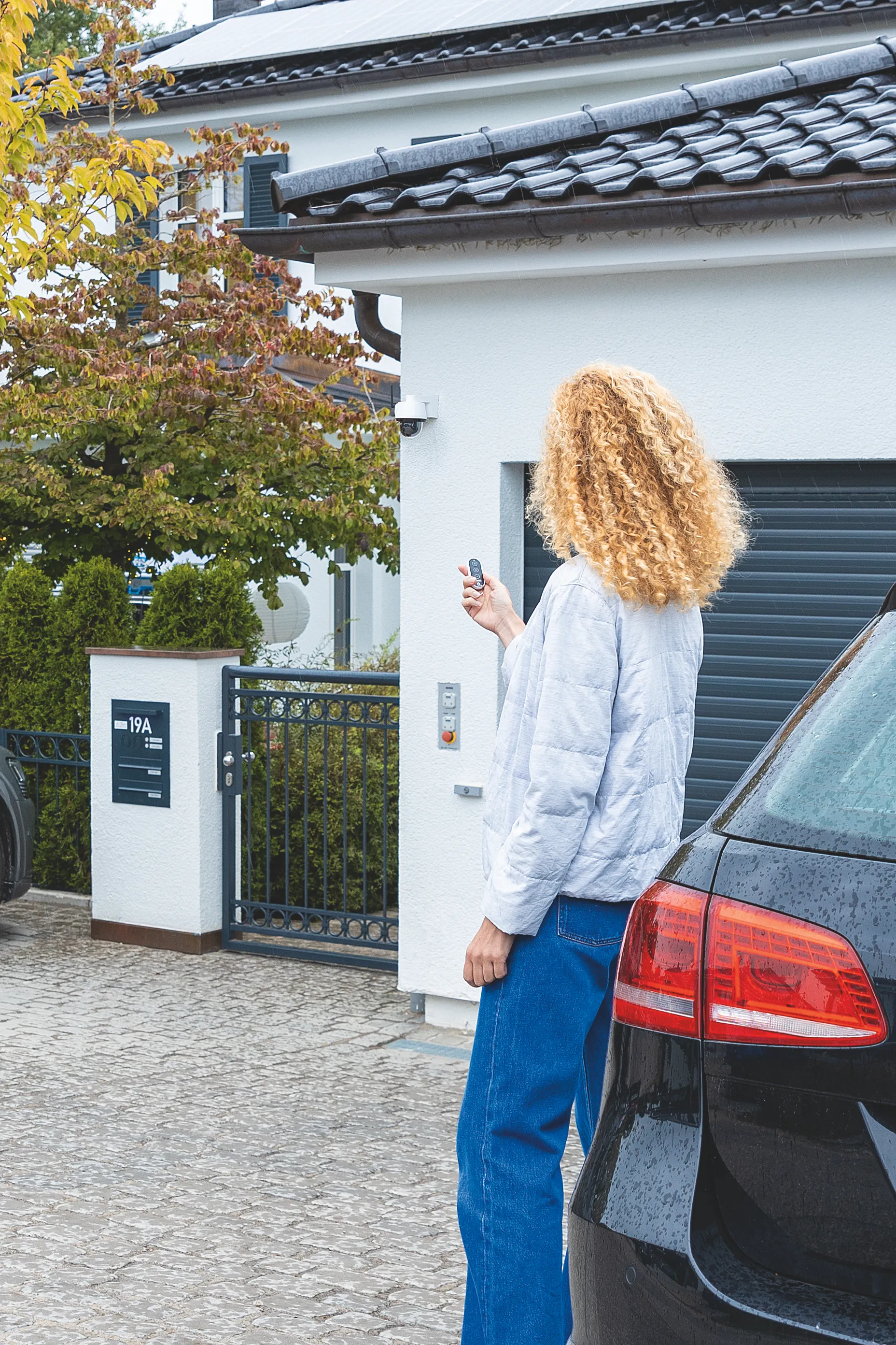 Elektronische Sicherheitslösungen wie Alarmanlagen oder Videoüberwachungssysteme bilden eine sinnvolle Ergänzung zu mechanischen Sicherungen. So lässt sich auch aus der Ferne checken, ob zuhause alles in Ordnung ist.