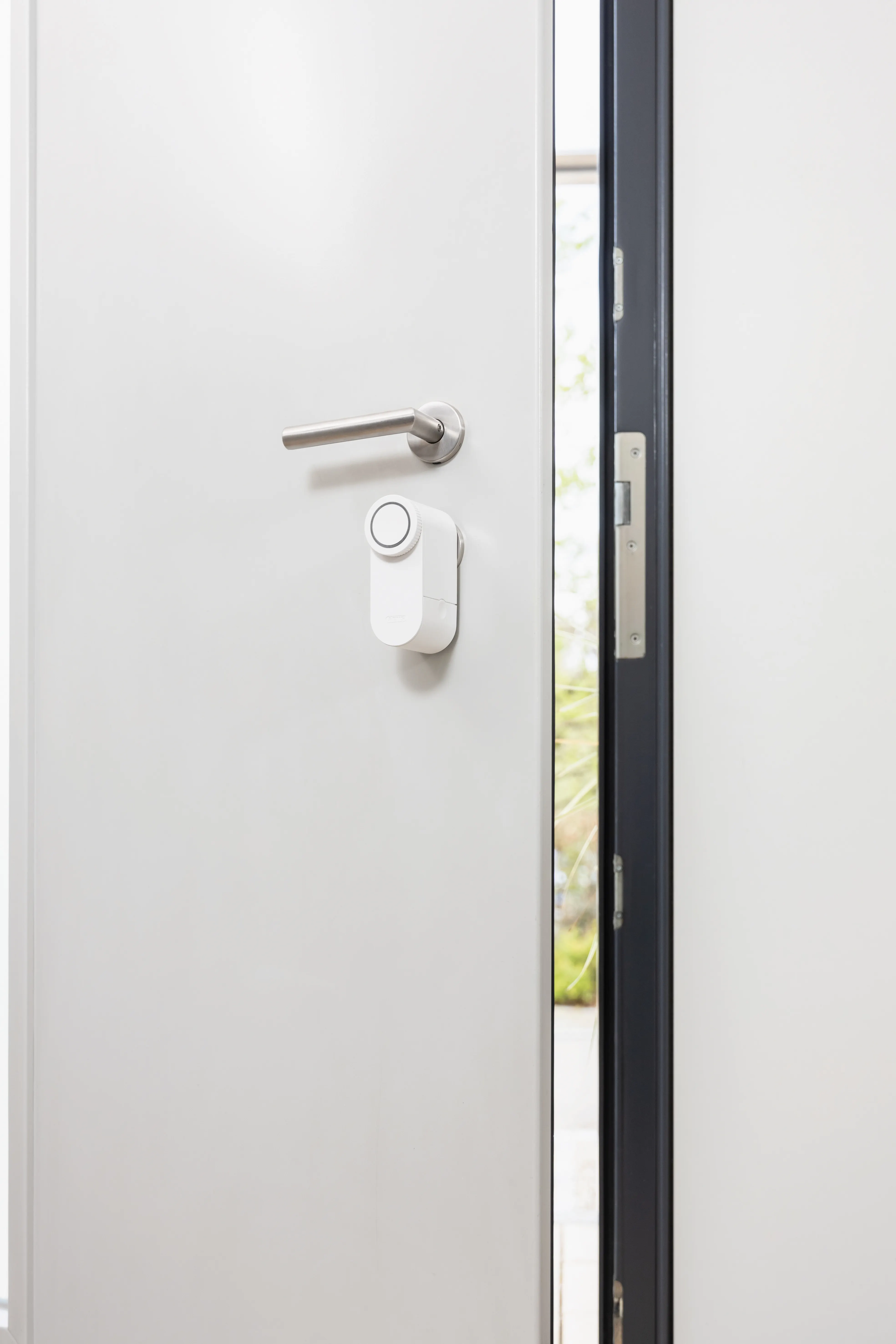Der smarte LOXERIS One wird auf der Innenseite der Tür fixiert. Mit der Lock & Go-Funktion verriegelt die Tür nach Tastendruck automatisch wenige Sekunden nach Verlassen des Hauses.