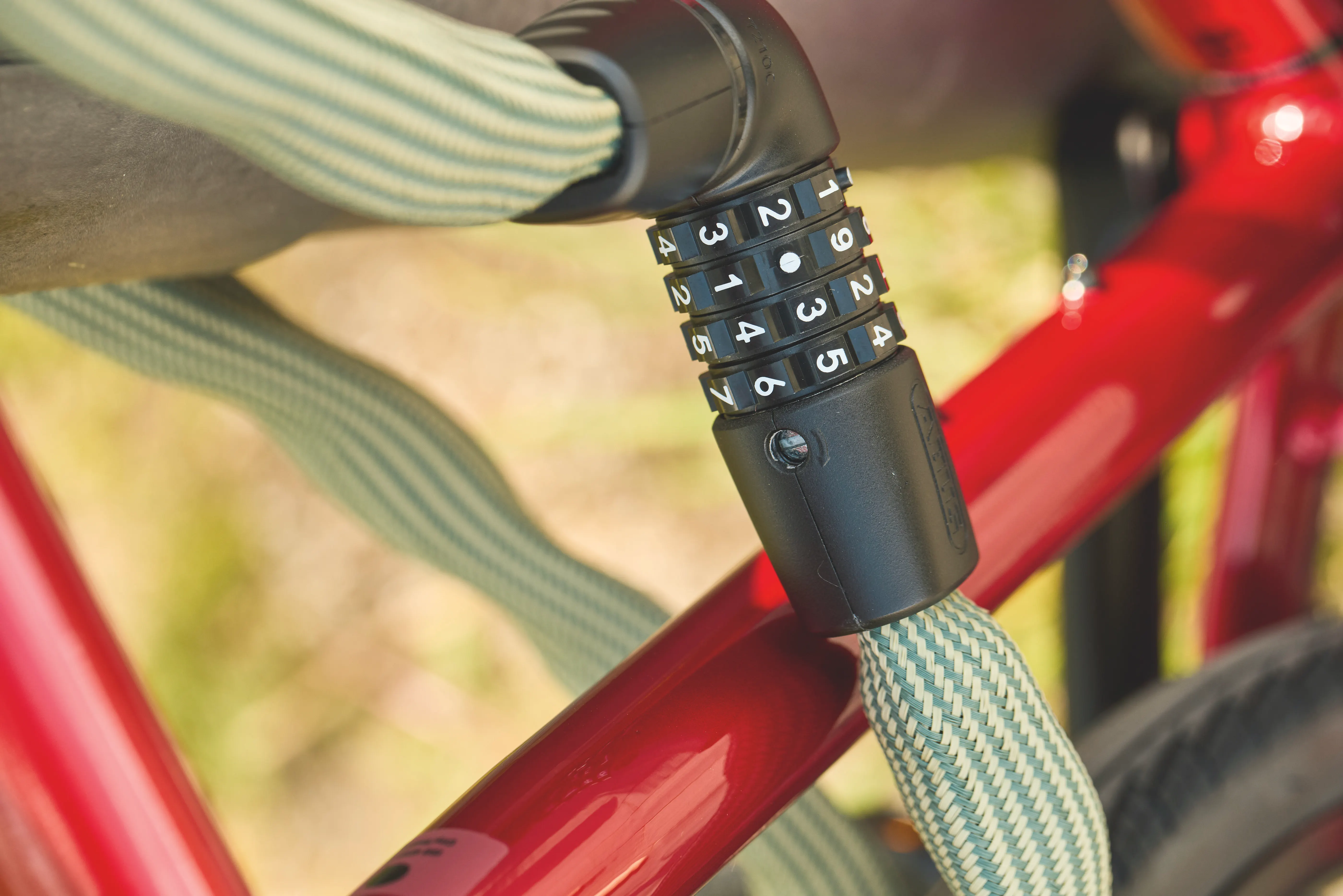 11001763_01_Ivera_Chain_7210C_110_bike_packing_green_Lifestyle_9156_SK.jpeg