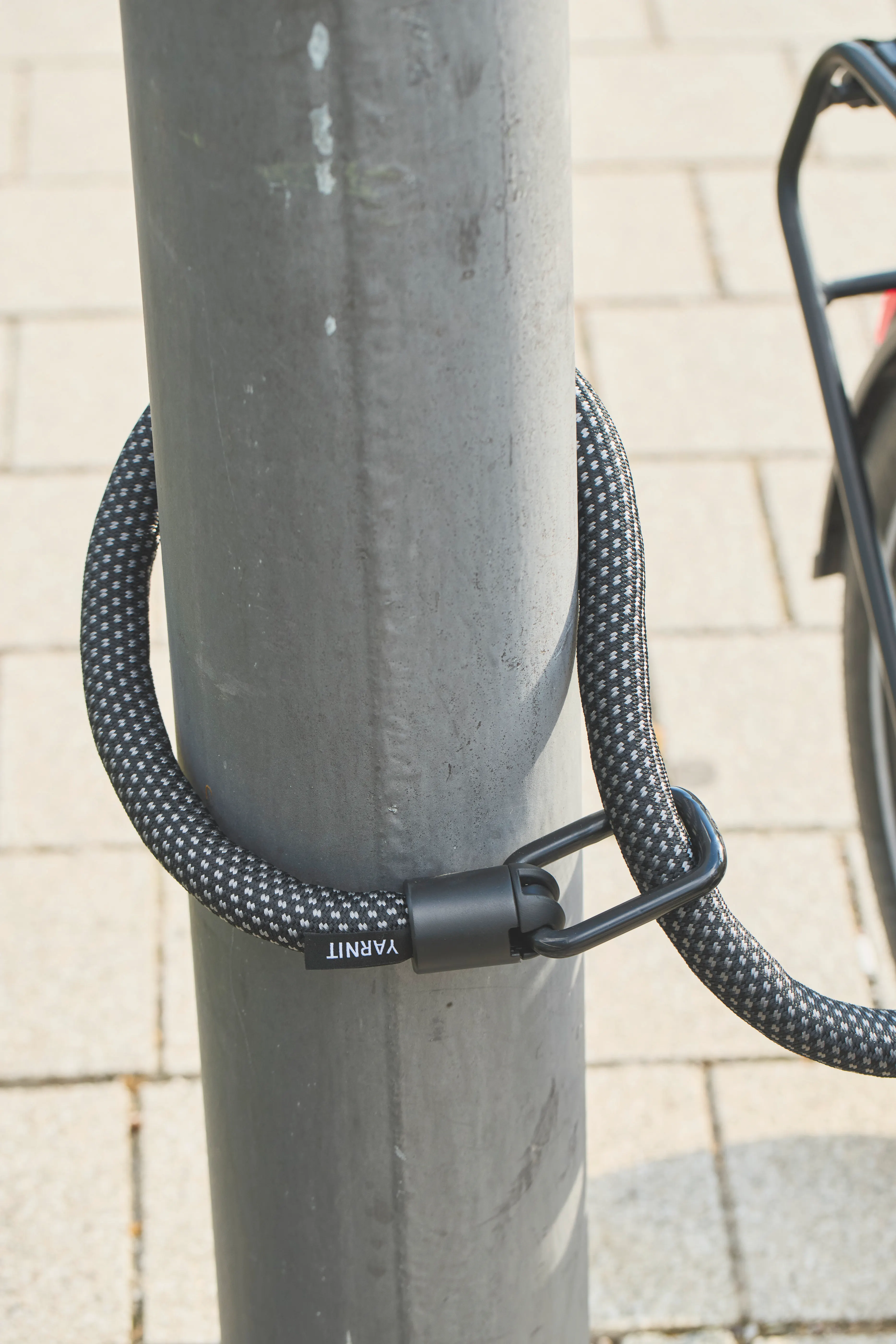 11001409_01_ADAPTOR_CHAIN_YARNIT_100_black_Lifestyle_9689_MT.jpeg