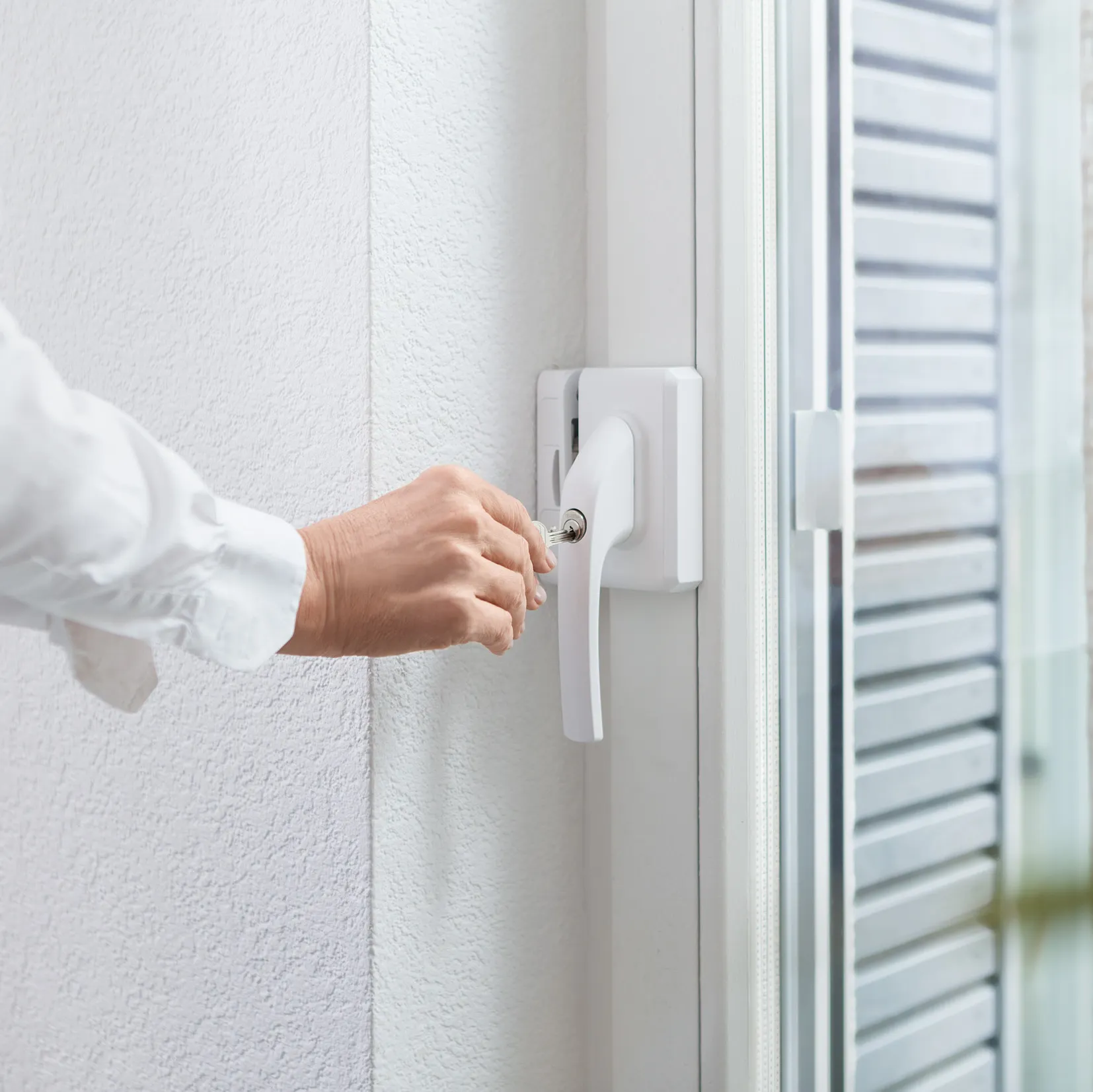 Bei Einfamilienhäusern nutzen die meisten Einbrecher den Weg über Fenster oder Terrassentüren. Mit zusätzlichen Schlössern lassen sich diese effektiv schützen – auch außerhalb der Urlaubszeit.