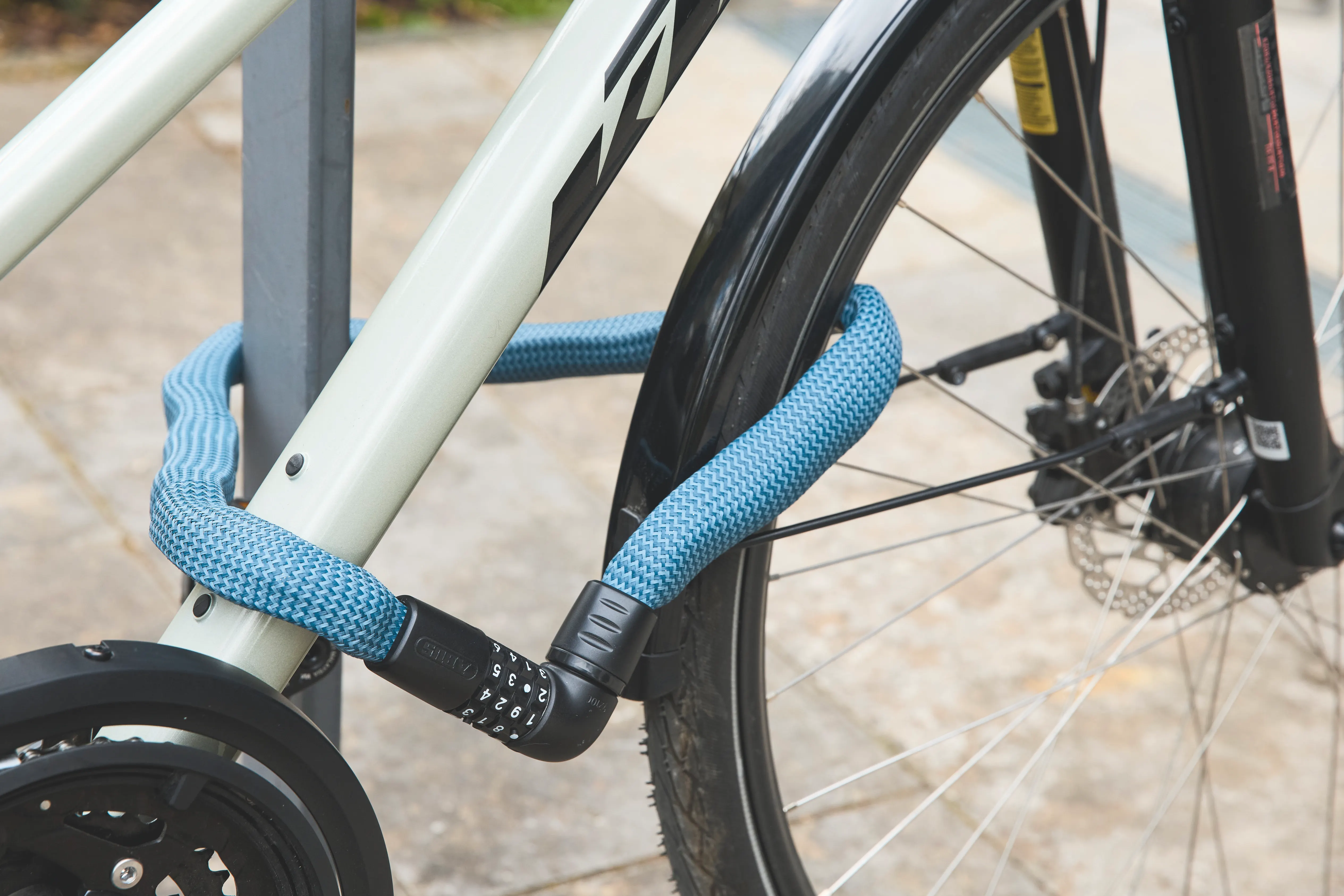 11001761_01_Ivera_Chain_7210C_85_metal_blue_Lifestyle_1231_SK.jpeg